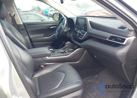 2021 Toyota Highlander Xle z USA, uszkodzony, nr VIN 5TDGZRBH3MS142616